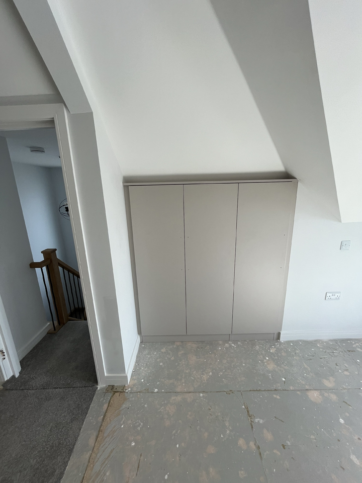 Simply angled wardrobe in Cashmere